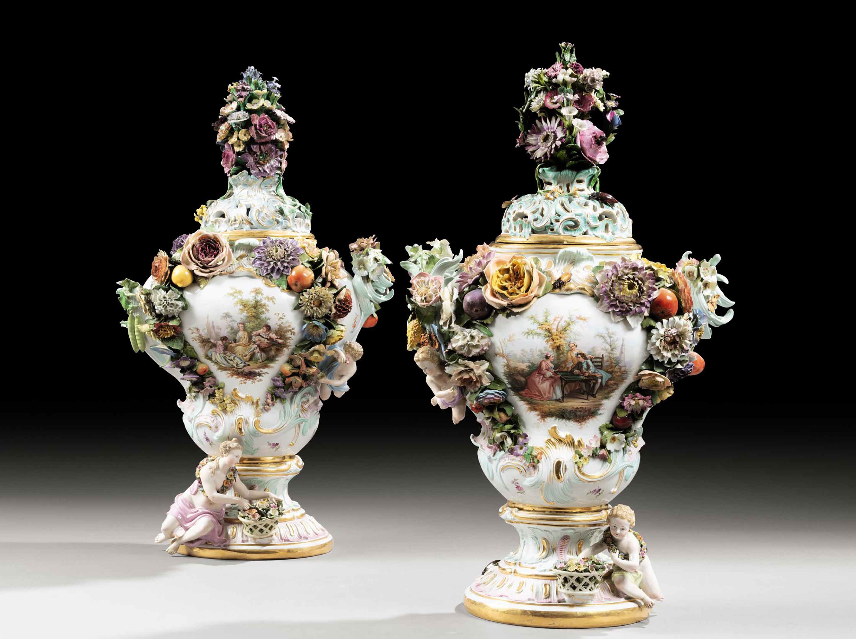 Dvojice váz na pot pourri, vytvořených na konci 19. století podle starších Kändlerových modelů, ukazuje další polohu jeho tvorby: vázy jsou bohatě zdobeny detailně propracovanými květy, které doplňuje jemná malba. © Sotheby´s.