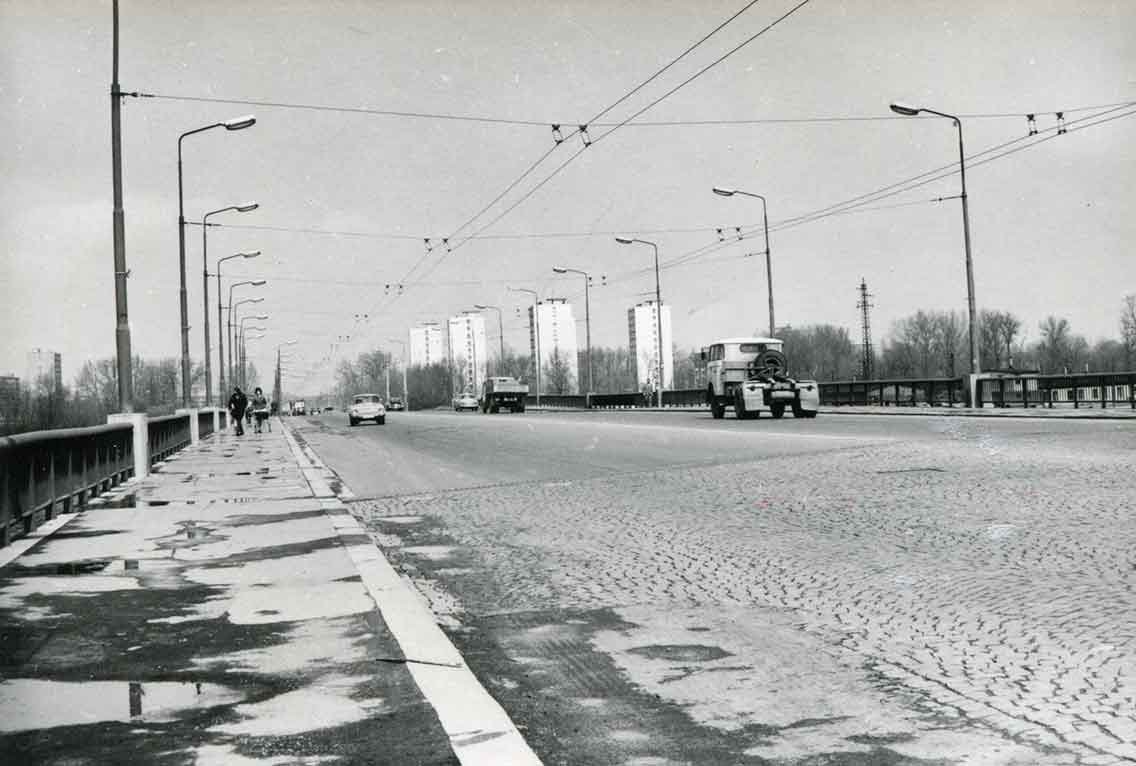 Pohled na dnešní Wonkův most (tehdejší most československo-sovětského přátelství) v roce 1970. Most byl slavnostně otevřen v roce 1960, ve své době byl nejširším mostem v ČSR, ovšem jeho provoz byl častokrát přerušován řadou nutných oprav. Autor neznámý.