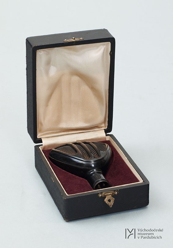 Krystalový mikrofon Tesla 516002 black, pro svůj tvar nazývaný „kobra“ vyráběný v 50. letech 20. století