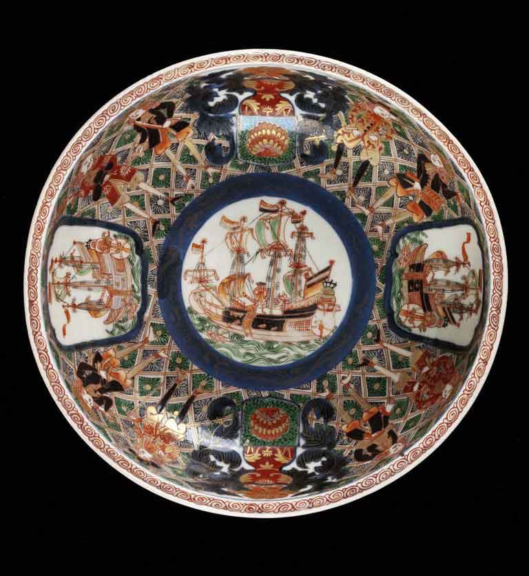 Holandská obchodní loď ze 17. století, kdy již byl obchod s porcelánem velmi intenzivní: lodě běžně převážely desetitisíce kusů porcelánu. Japonský talíř, 1. polovina 19. století. ©Victoria & Albert Museum, London.