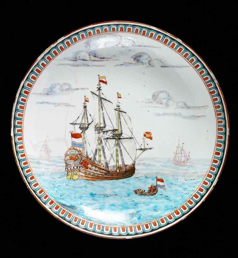 Holandská obchodní loď na počátku 18. století, kdy už koráby vozily statisíce kusů porcelánu. Čínský talíř, 1. čtvrtina 18. století. ©Victoria & Albert Museum, London.