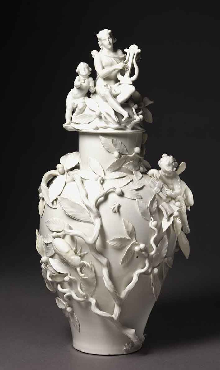 Váza podle návrhu Johanna Joachima Kändlera (z doby kolem roku 1744) dokládá typické kvality jeho prací: bohatost dekoru, poutavost siluety a jemnost propracování detailů. ©Victoria & Albert Museum, London.