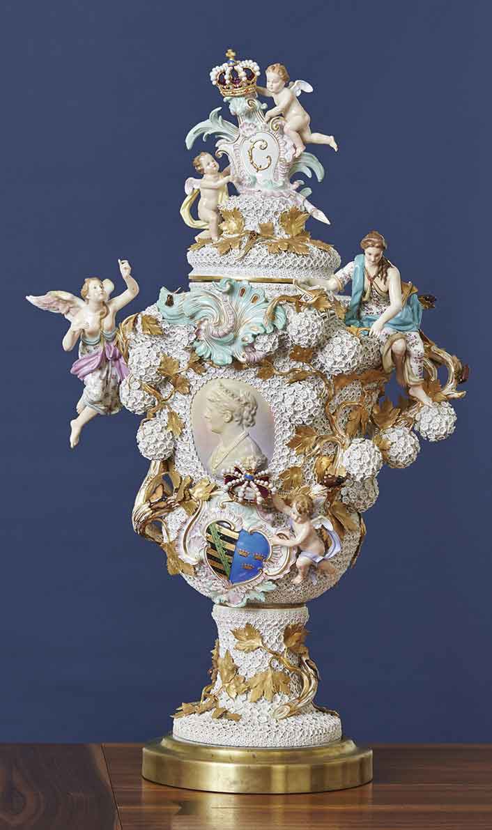 Váza podle modelu Johanna Joachima Kändlera (varianta z pozdního 19. století) ukazuje typické kvality jeho prací: bohatost dekoru, poutavost siluety, jemnost detailů a úžasně zpracované figury. © Sotheby´s