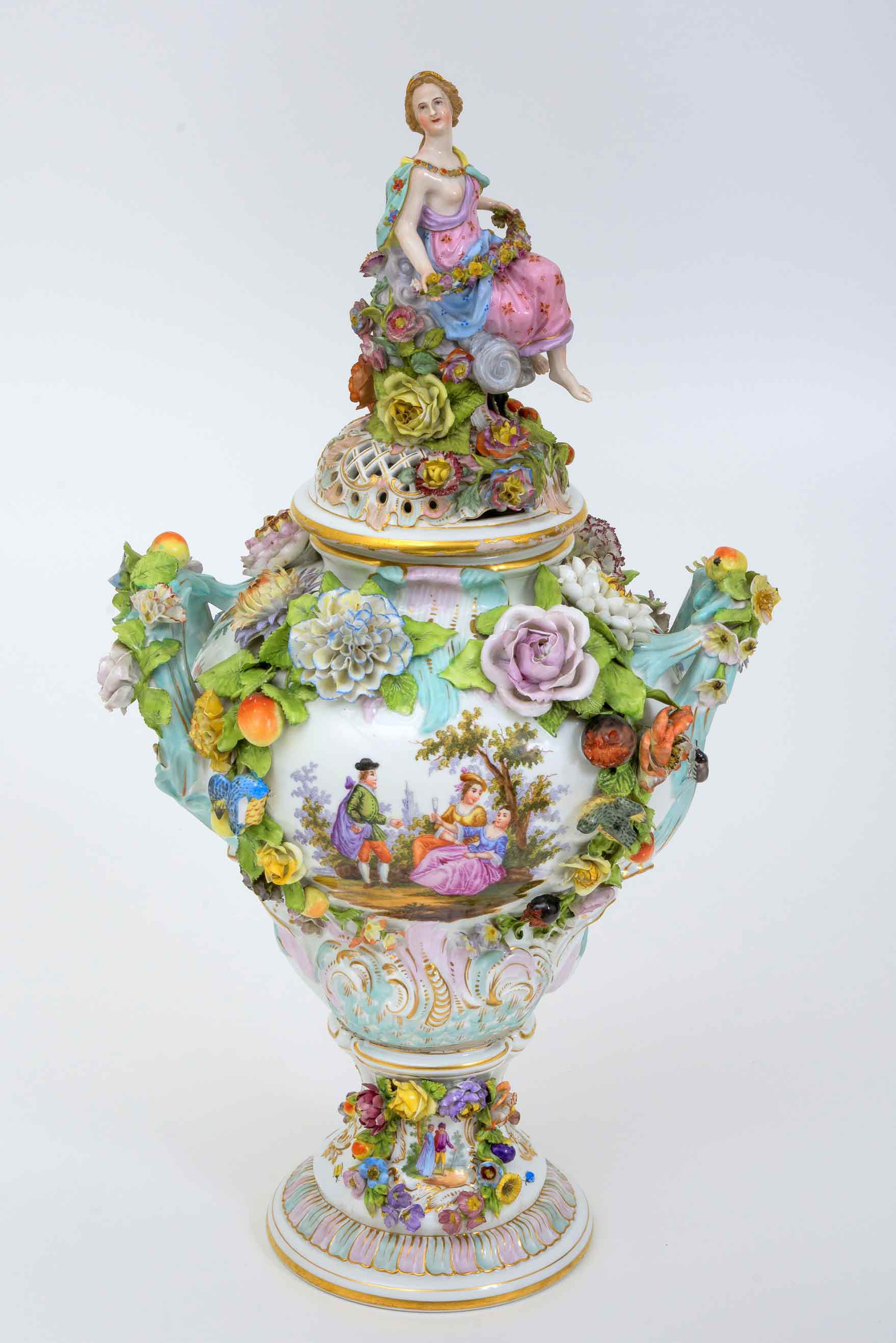 Jedná se o vázu vzoru 531 s bohatou květinovou plastickou a malovanou výzdobou.