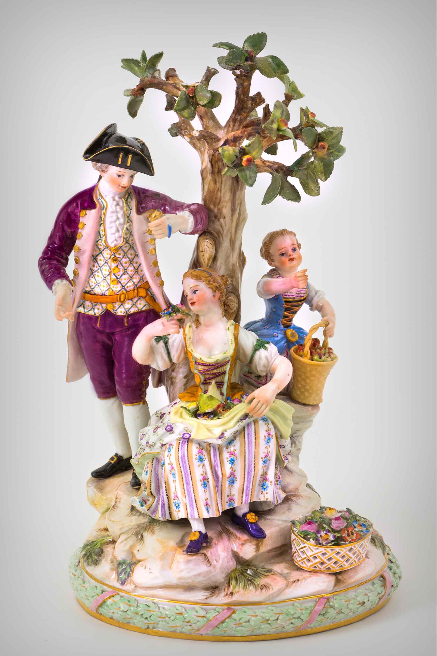 Skupina rokokového kavalíra se dvěma venkovankami pod stromem je typickou ukázkou míšeňské figurální tvorby. Zde varianta z 19. století.