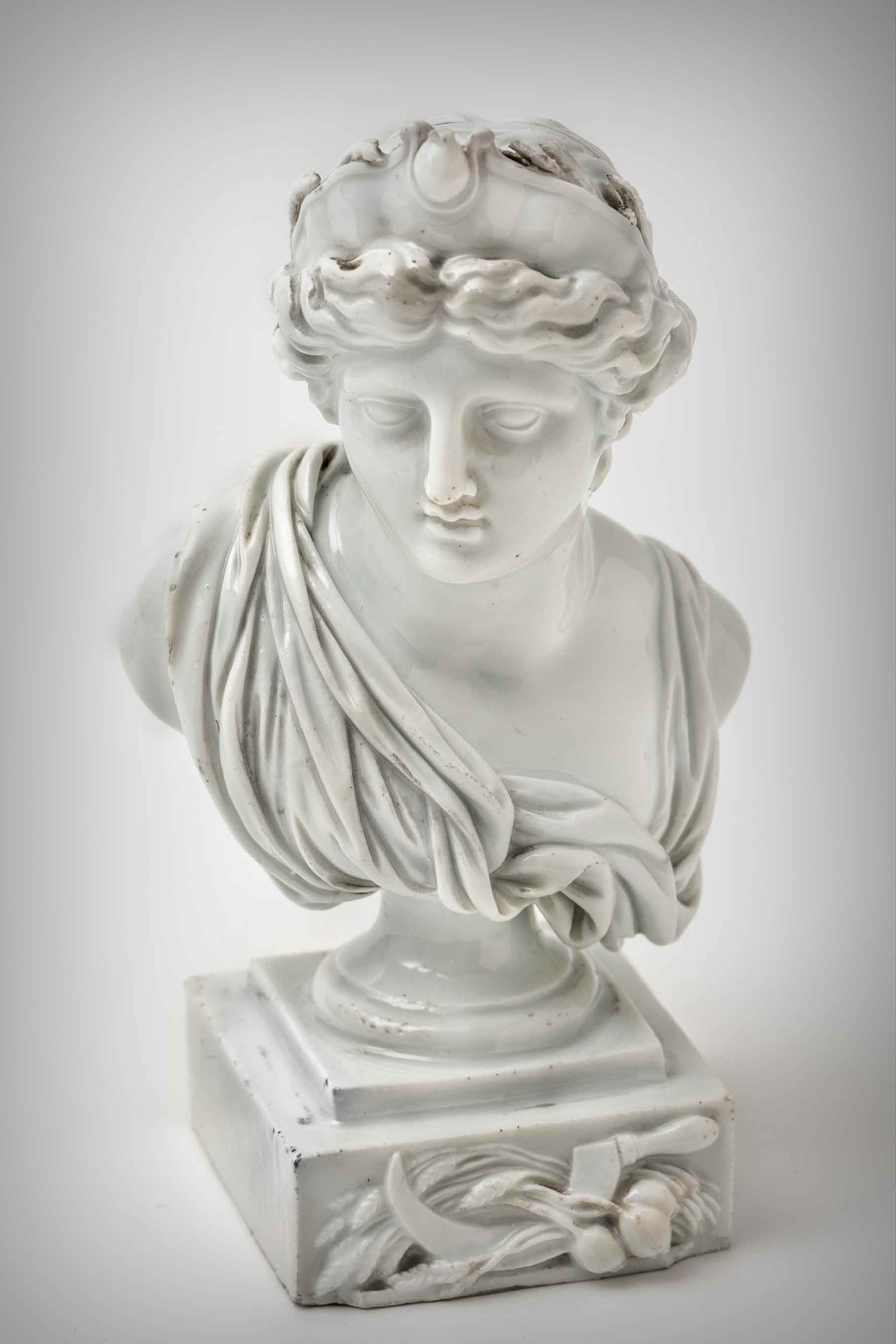 Kromě rokokově tvarovaných skupin vycházely z Míšně i antikizující figurální výrobky, jak dokládá busta bohyně lovu a Měsíce Artemidy.