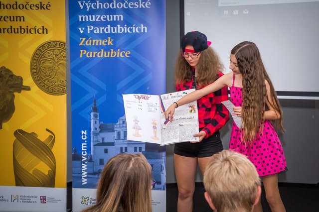 Druhý tým z České Třebové prezentuje knihu o historii módy.