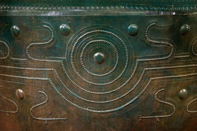 Bronzové vědro z Kladiny, detail zdobení