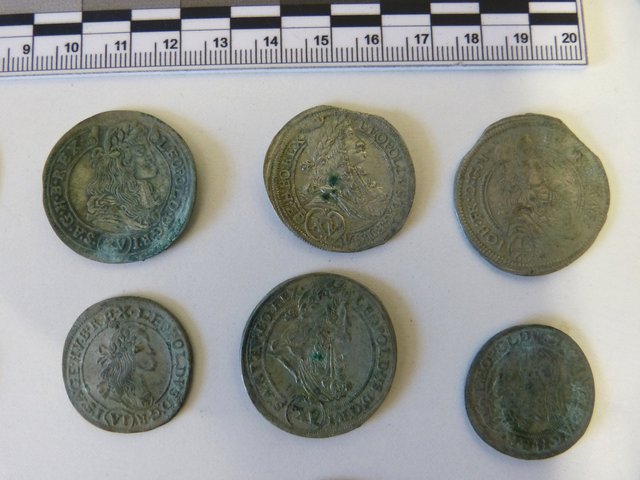 Detaily stříbrných mincí nalezených v Bělečku