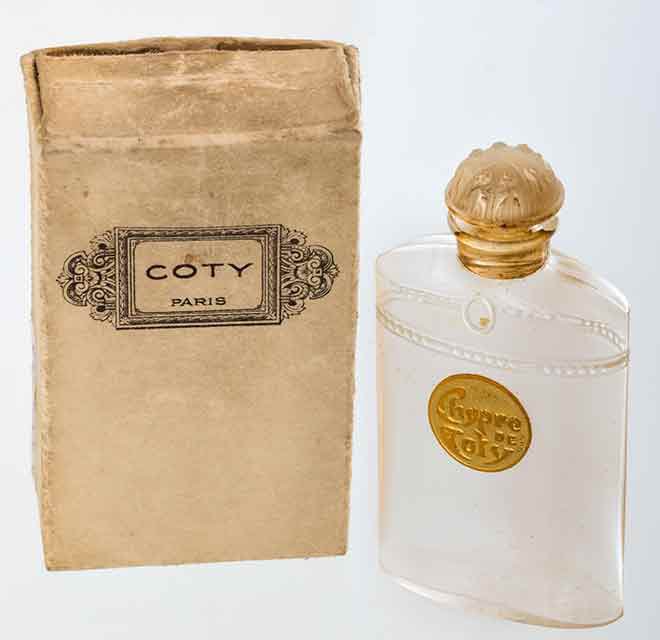 Parfém Chypre je o 12 let mladší, představen byl až v roce 1917.