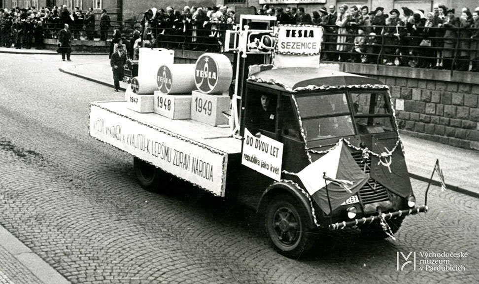 Alegorický vůz pobočky v Sezemicích na 1. máji 1949. Vyráběla elektroléčebná zařízení, program poté přešel do Chirany v Praze