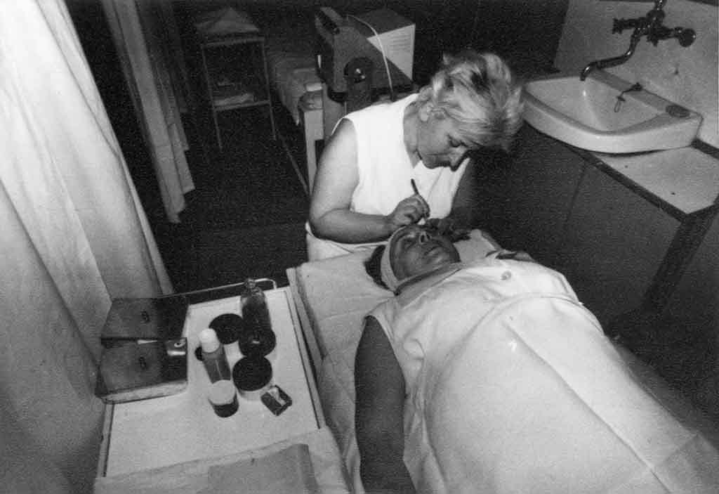 Provozovna kosmetických služeb v Pardubicích na Třídě Míru, 1974. Foto: J. Buryška.