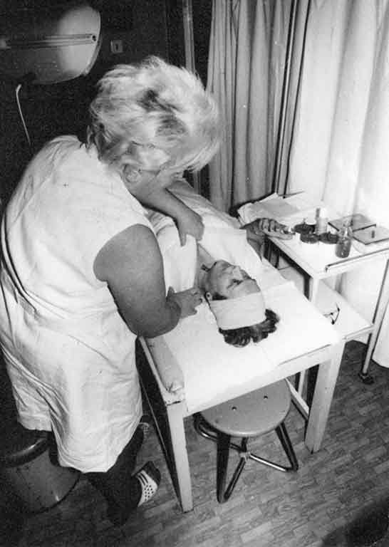 Pohled na práci kosmetičky, 1974. Foto: J. Buryška.
