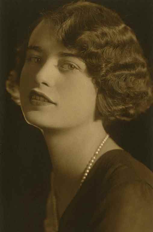 Podobenka mladé ženy z počátku 30. let 20. století