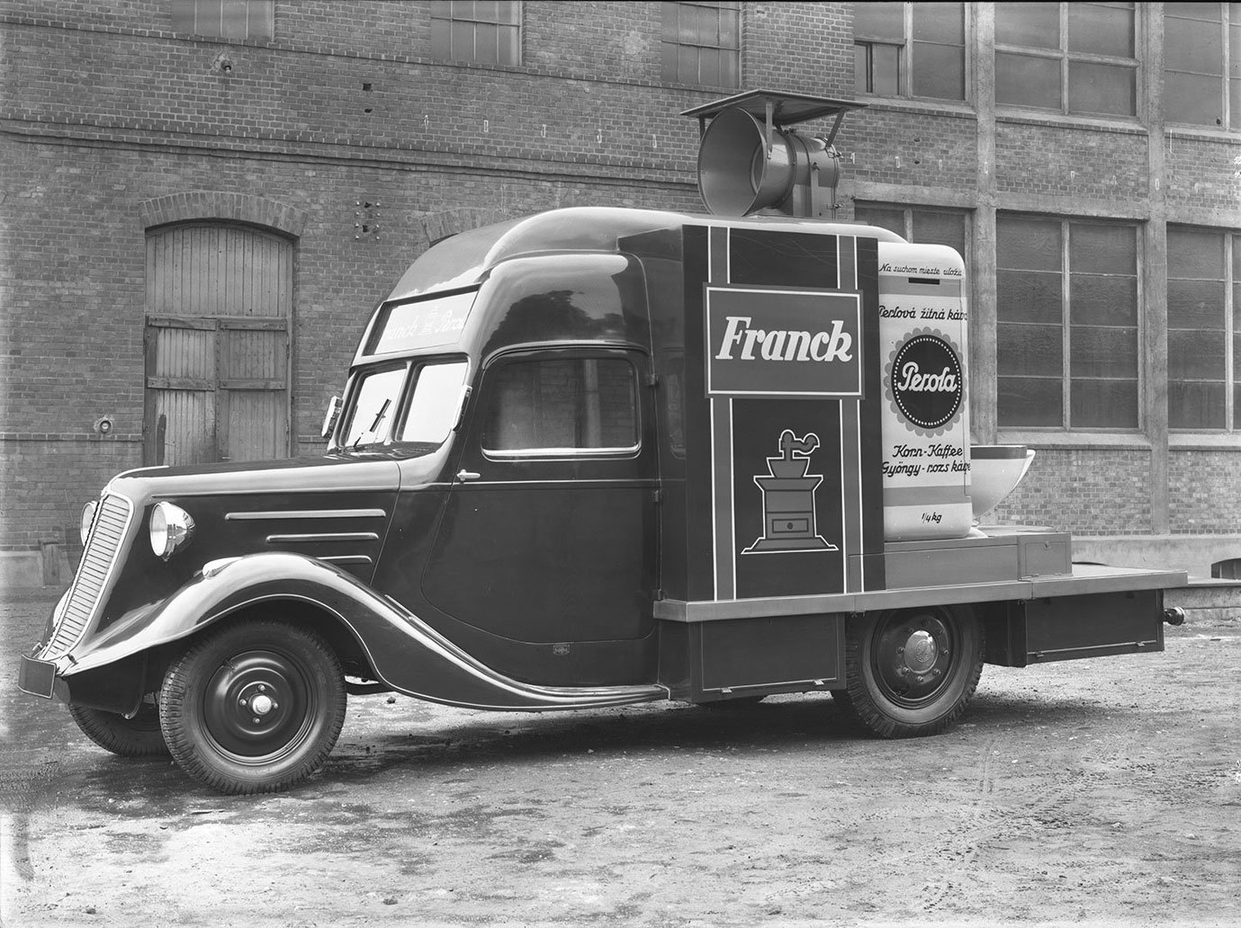 Speciální úprava vozu zn. Tatra na reklamní vozidlo pro košickou pobočku firmy, fotografii z roku 1935 poskytl Zemský archiv v Opavě, Sbírka fotodesek Tatra