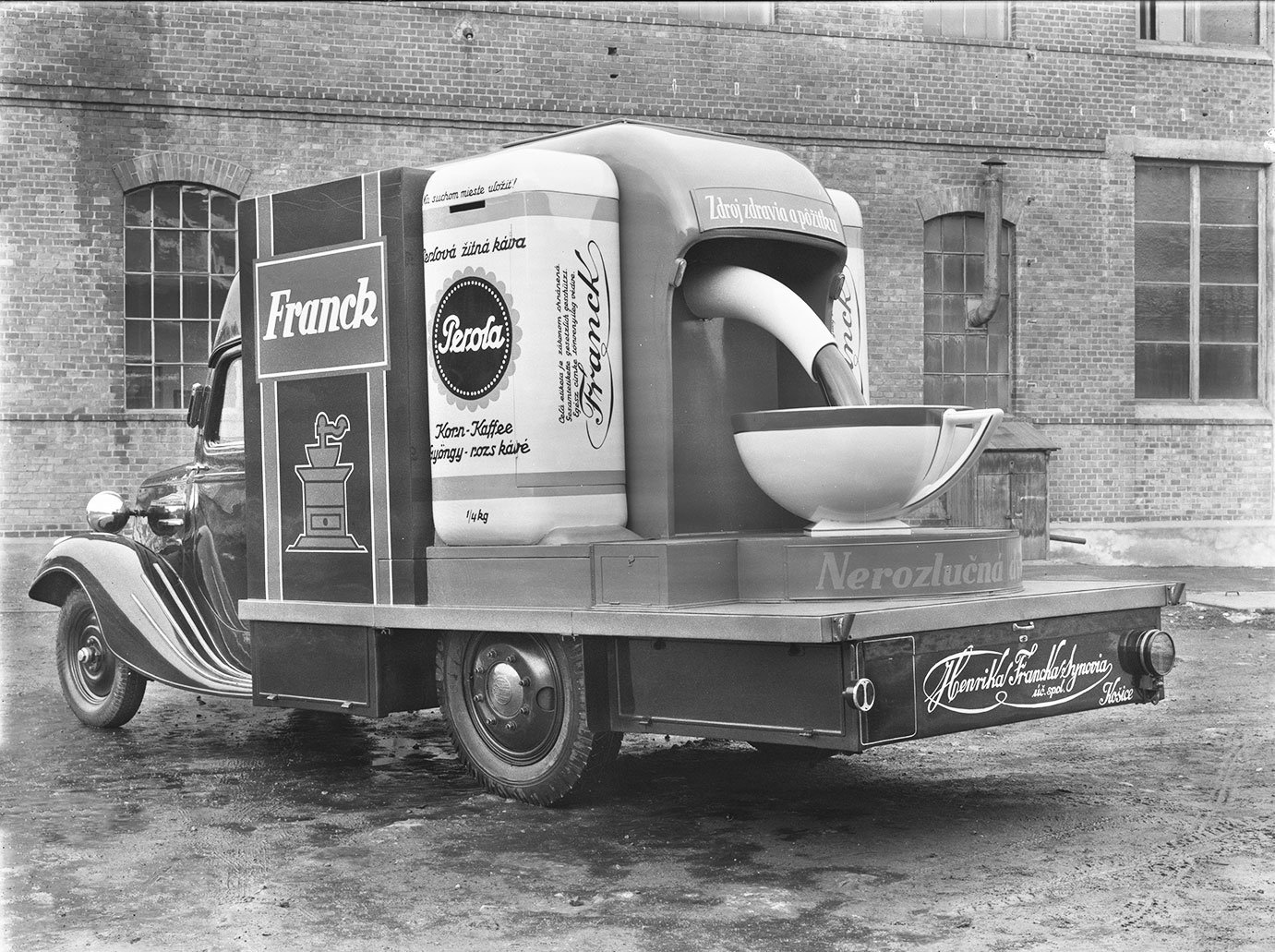 Speciální úprava vozu zn. Tatra na reklamní vozidlo pro košickou pobočku firmy, fotografii z roku 1935 poskytl Zemský archiv v Opavě, Sbírka fotodesek Tatra