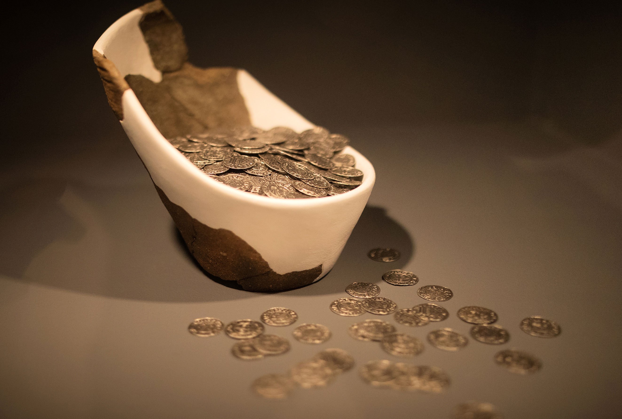 Numismatická expozice Peníze si do hrobu nevezmeš. Foto Tomáš Kubelka.