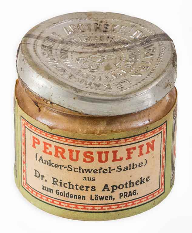 Sirná mast Perusulfin z lékárny doktora Richtera, která odstraňuje nečistoty a svrab z kůže. Dnes je nepředstavitelná už jen její potřeba. Produkt pochází z 1. třetiny 20. století.
