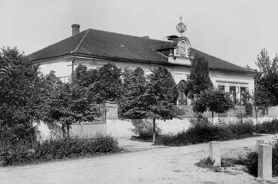 Bezděkov, obecná škola postavena v roce 1883