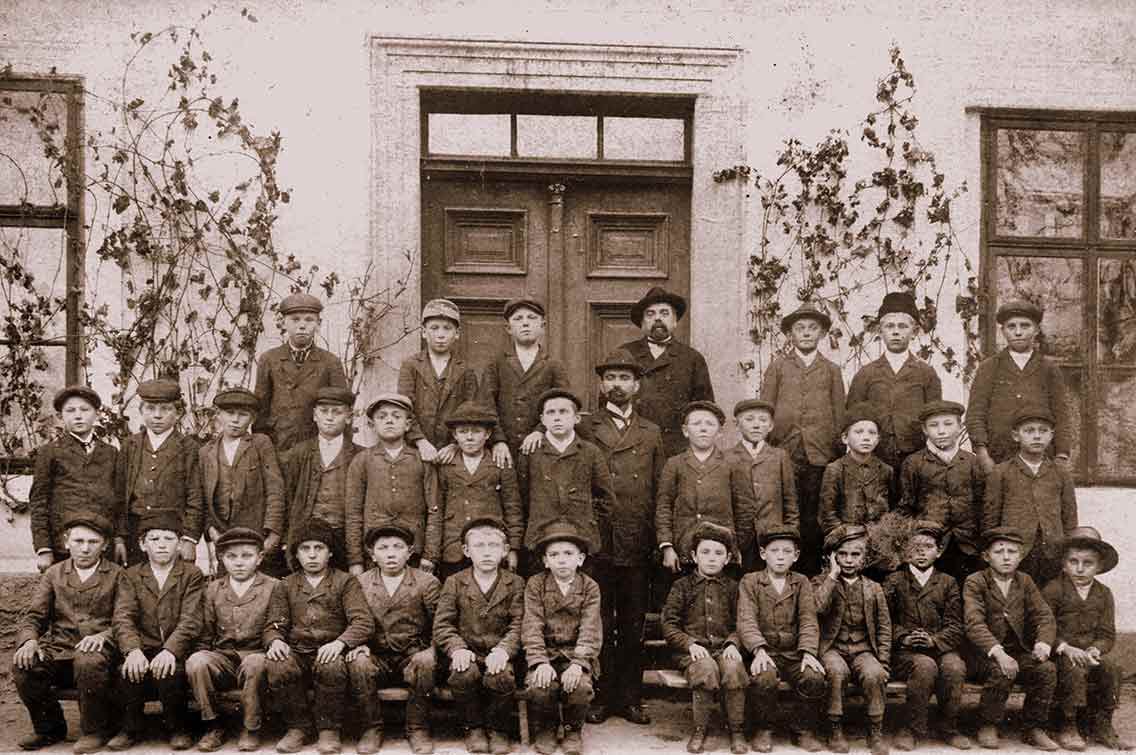 Bezděkov, školní fotografie chlapců s řídícím učitelem Hanušem, 1. polovina 20. století
