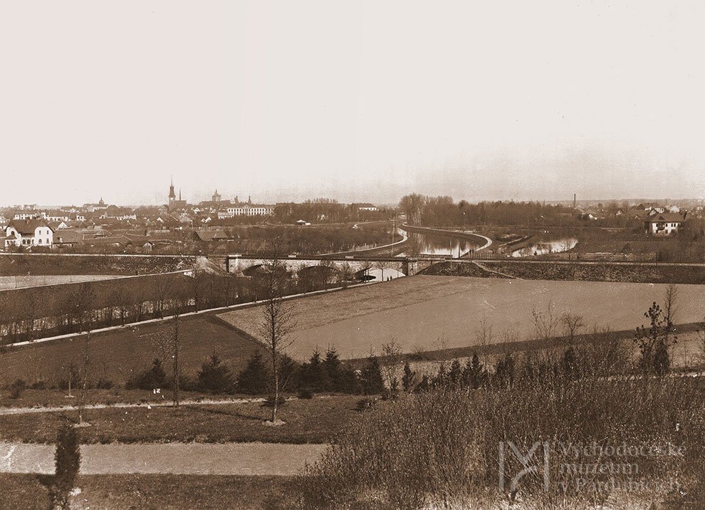 Pohled na Pardubice od Vinice, železniční trať po roce 1912