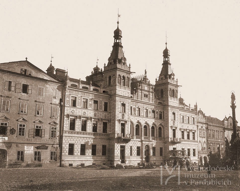 Nová radnice těsně po dostavbě, 1894