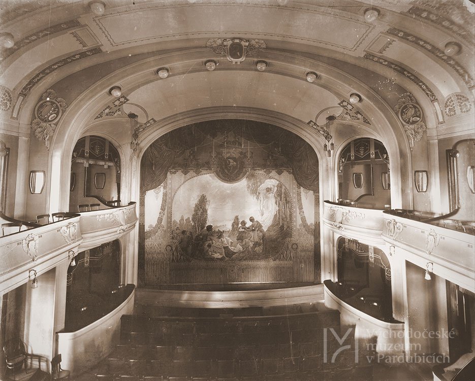 Přízemí a jeviště divadla před přestavbou, před 1925