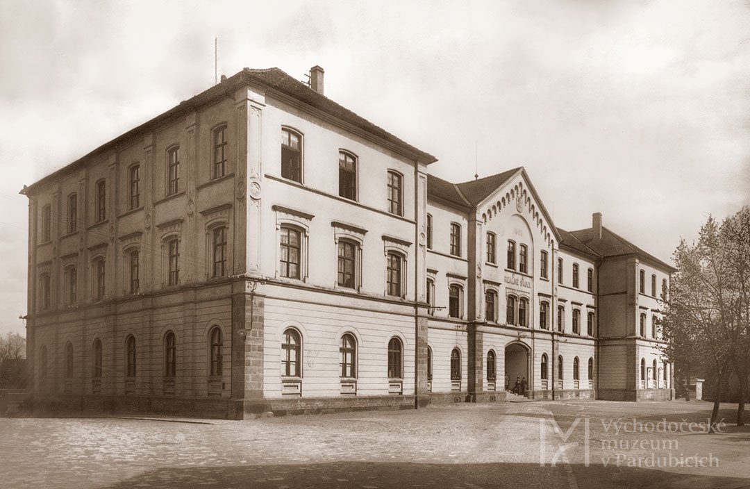 Pohled od severozápadu na hlavní průčelí c.k. reálky