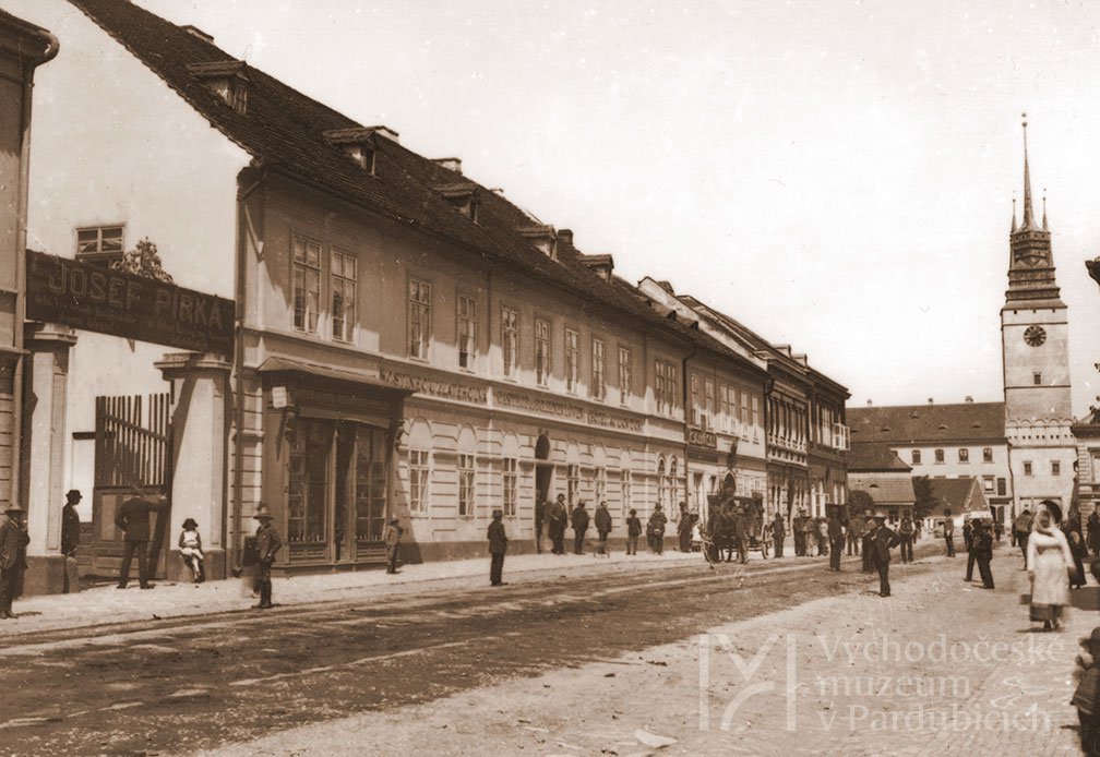 Vjezd do dvora domu Josefa Pírky, 1886–1894