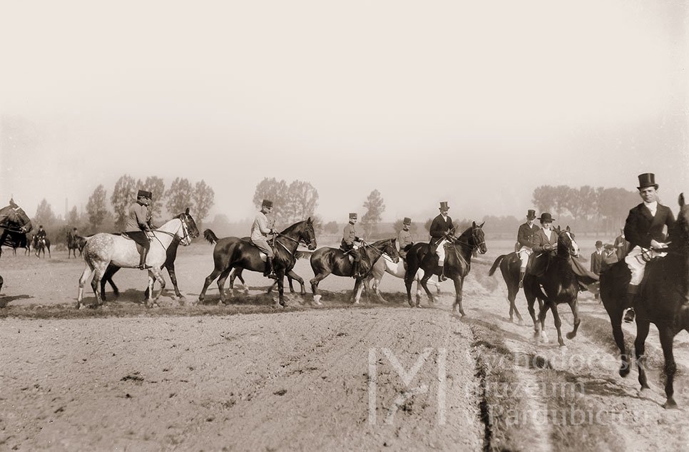 Parforsní hon, skupina jezdců na polní cestě, před 1918