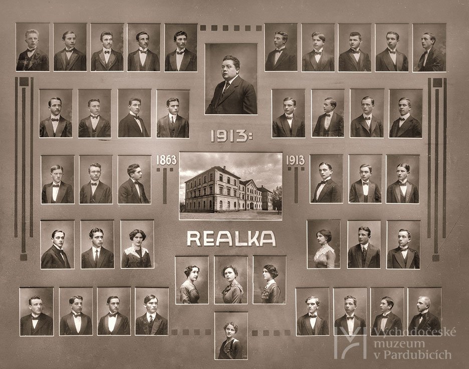 Reálná škola – tablo – profesor, chlapci a prvních 6 dívek studujících na reálce, 1913