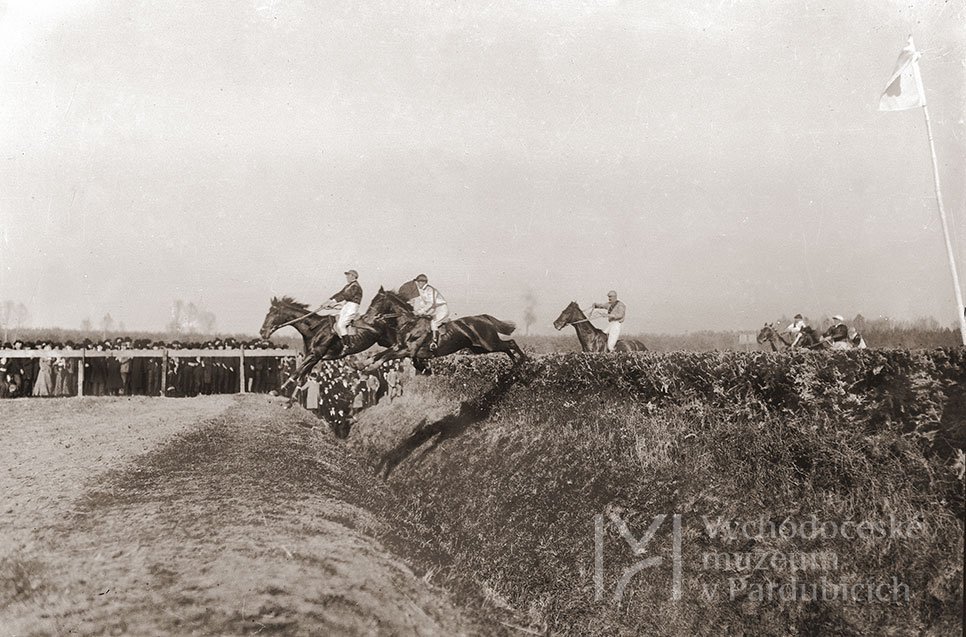 Velká pardubická steeplechase, skok jezdců přes překážku, zřejmě před rokem 1914