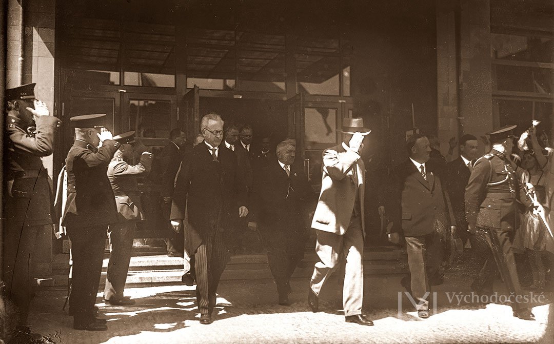 Masaryk s doprovodem vychází z hotelu Grand, 1931