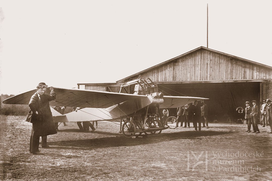 Jan Kašpar se svým letadlem na vojenském cvičišti, 1910