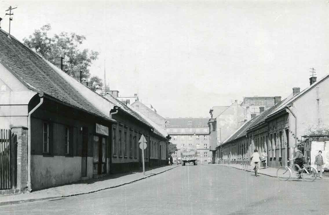 Pohled na tehdejší ulici Karlovu, dnes ulice Karla IV. V pozadí dnešní krajský úřad od architekta Ladislava Machoně. Autor neznámý.