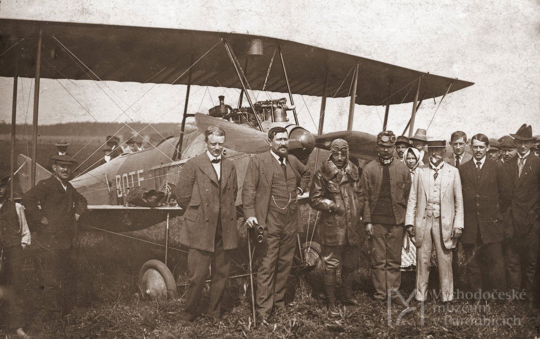 Vojenský letoun Lohner B, osoby zprava: první neznámá, Eugen Čihák, baron Artur Kraus, snad Holekův mechanik desátník Čapek, Rudolf Holeka, Josef Prokop (?), Jan Kašpar, 1913