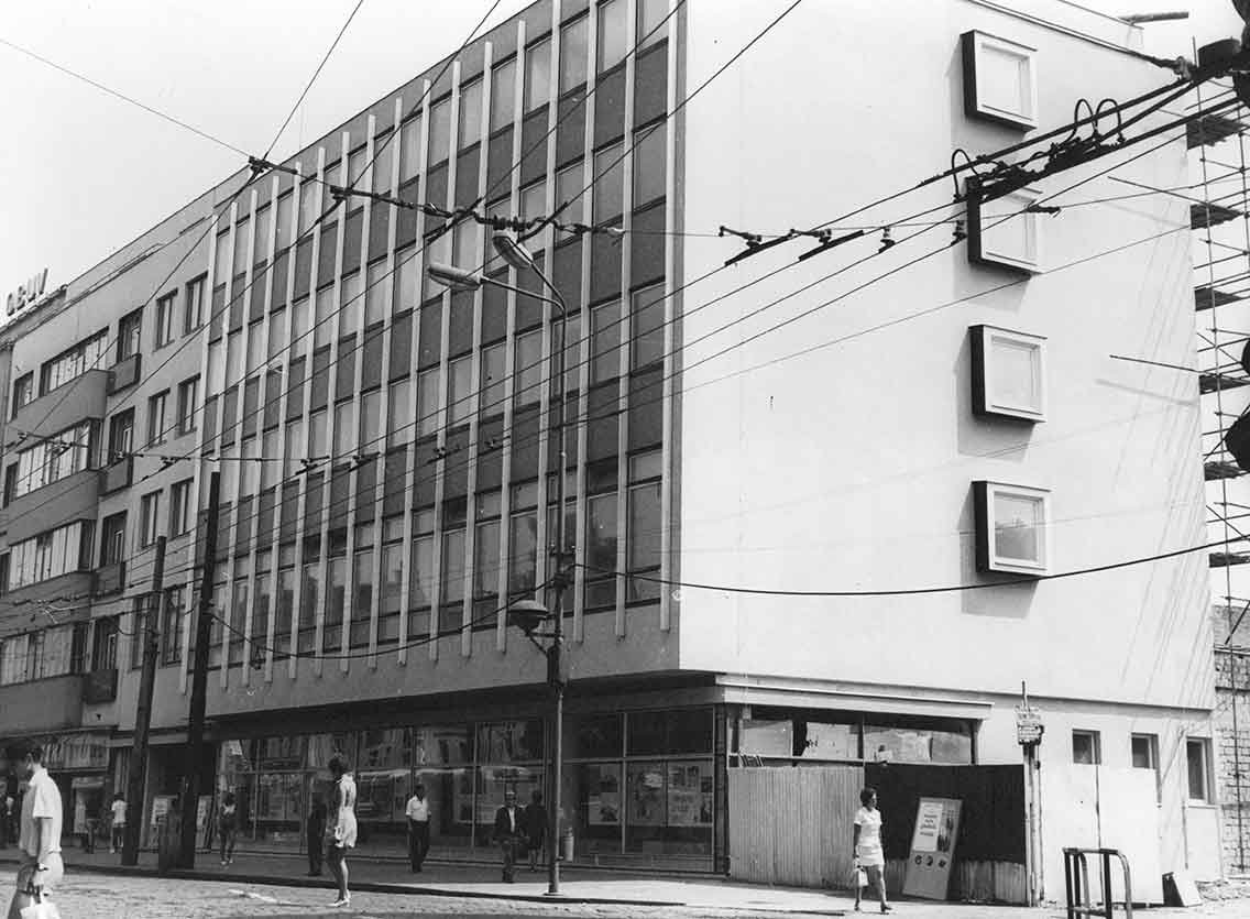 Slavné Korzo bylo otevřeno na místě přízemního domu v roce 1971. V prvním patře byla kavárna, v přízemí bufet a v suterénu vinárna. Autor neznámý.