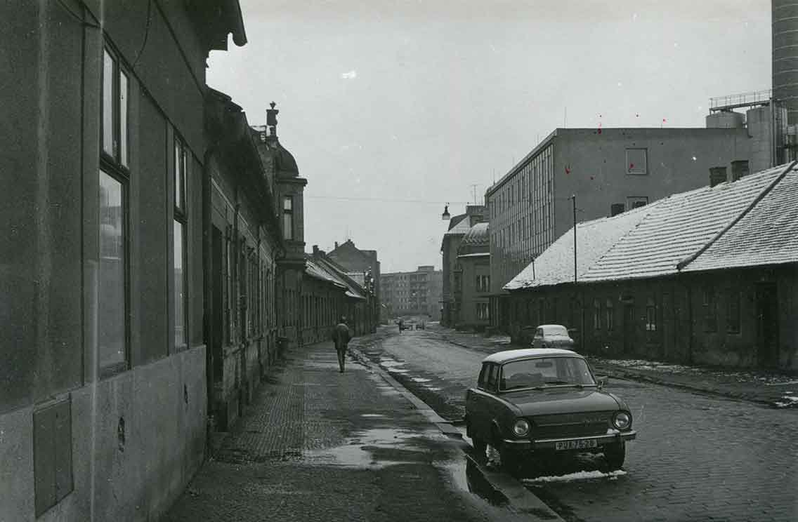 Pohled do dnešní ulice Arnošta z Pardubic (po pravé straně můžete rozeznat kousek původní městské elektrárny) v 70. letech 20. století. Foto: F. Totter.