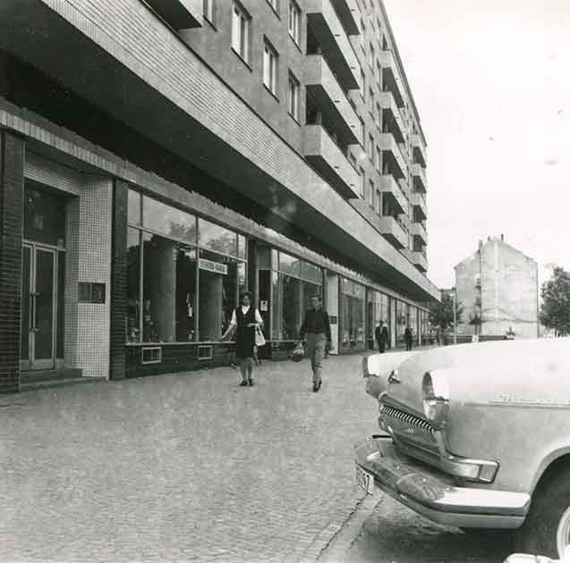 Pohled na Palackého ulici v 70. letech 20. století. Stavba vysokých obytných domů probíhala od počátku 60. do konce 70. let 20. století a úplně pozměnila tvář Palackého ulice. Autor neznámý.