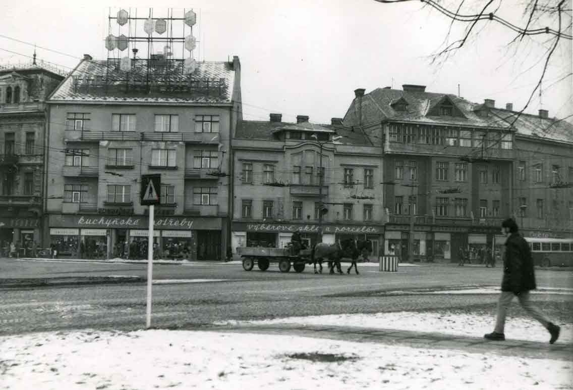 Kulatý roh na tehdejším náměstí Budovatelů v roce 1970. Uprostřed křižovatky je stupínek pro policistu, který zde řídil dopravu. Autor neznámý.