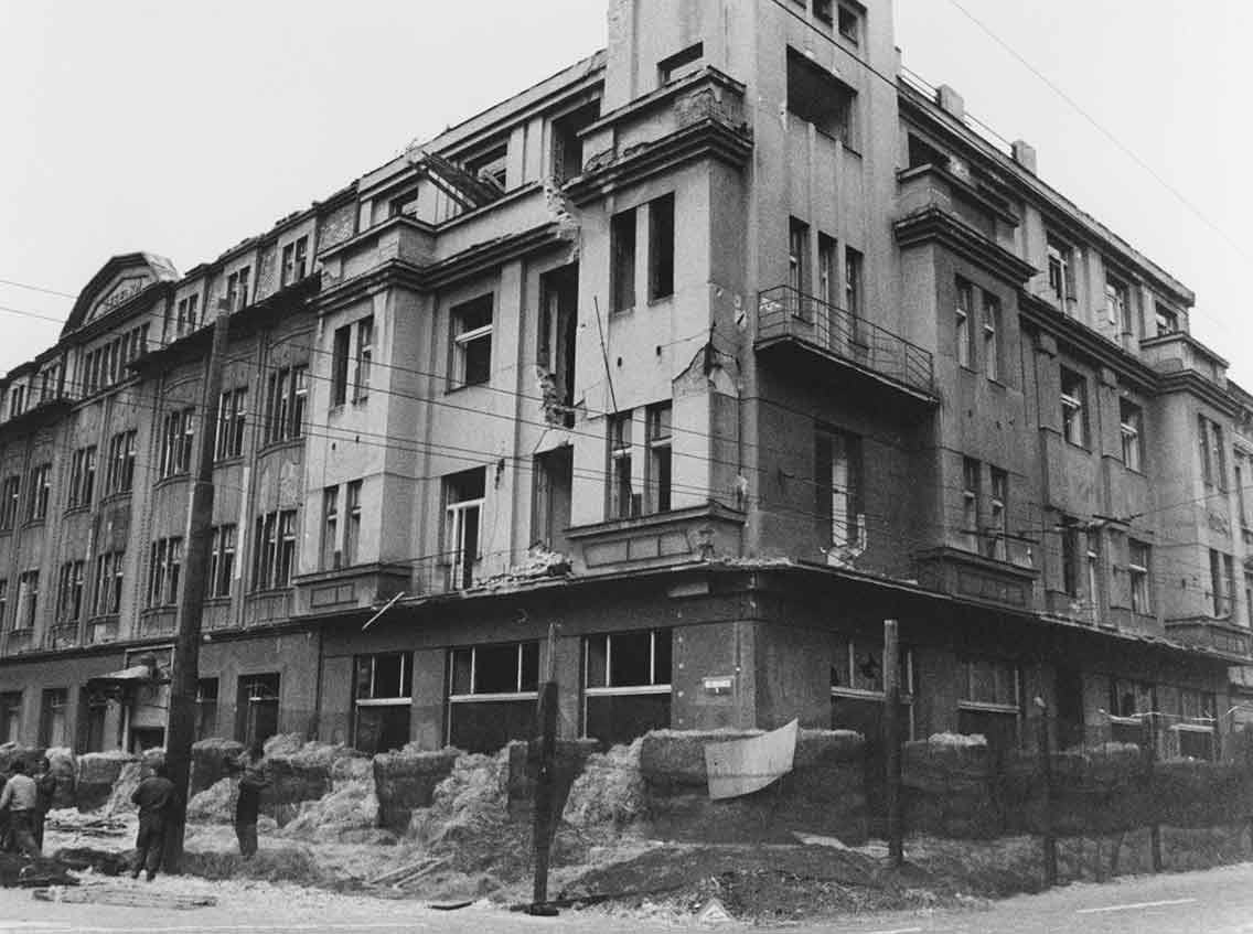 Smutný pohled na nejmodernější budovu hotelu Veselky těsně před demolicí. Autor neznámý.