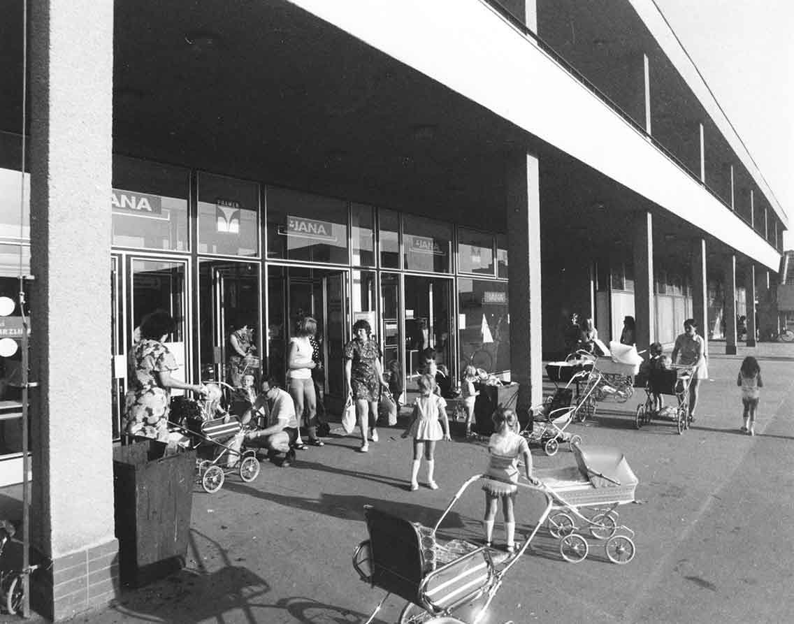 Každodenní ruch v Polabinách „na trojce“ v roce 1970. Autor neznámý.