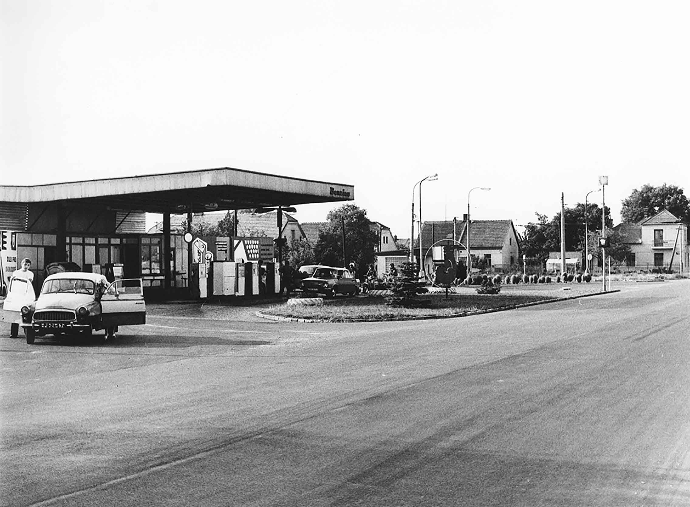 Pohled na městskou část Nové Jesenčany, v popředí benzínová pumpa, za ní točna trolejbusu. Foceno v roce 1976. Autor neznámý.