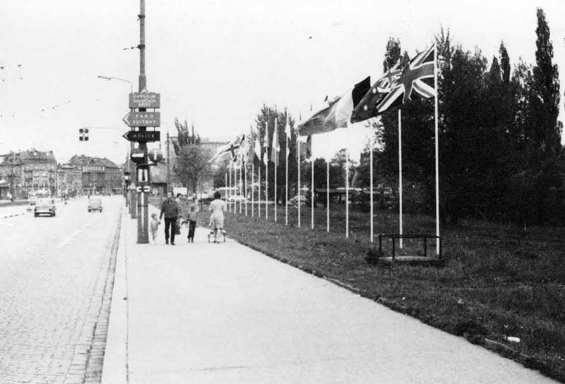 Náměstí Budovatelů v roce 1973. Prostor vznikl vybouráním objektu kasáren. Náměstí se tím otevřelo směrem k Labi, kde byl v roce 1960 otevřen nový most a město tak získalo další cestu přes řeku. Foto: Jan Buryška.