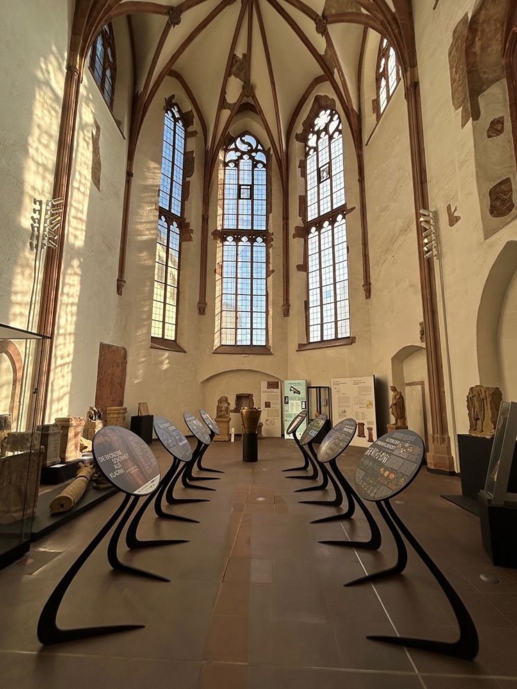 Kráska z Kladiny, Frankfurtu nad Mohanem