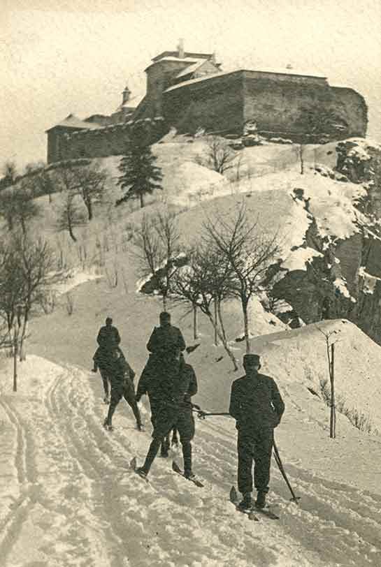 Kunětická hora v zimě, v popředí vojáci na lyžích, 1930, autor Charouz