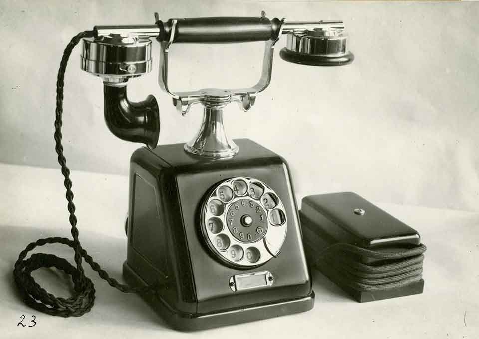 První automatický telefonní přístroj vyráběný v Telegrafii, 1924.