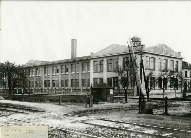 Nová továrna firmy Telegrafia v Pardubicích, snímek pořízený pravděpodobně v roce 1922, tedy ještě před uvedením do plného provozu