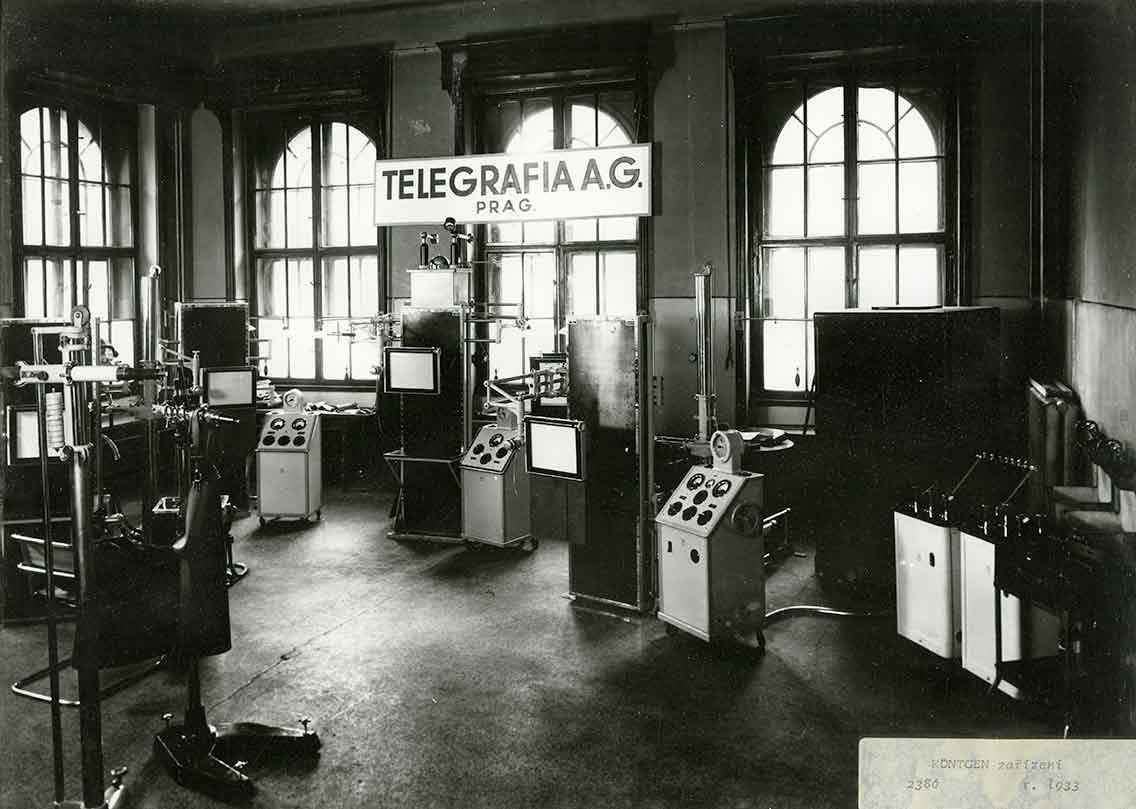 Interiér pracovny s rentgenovým zařízením v továrně Telegrafia, 1933