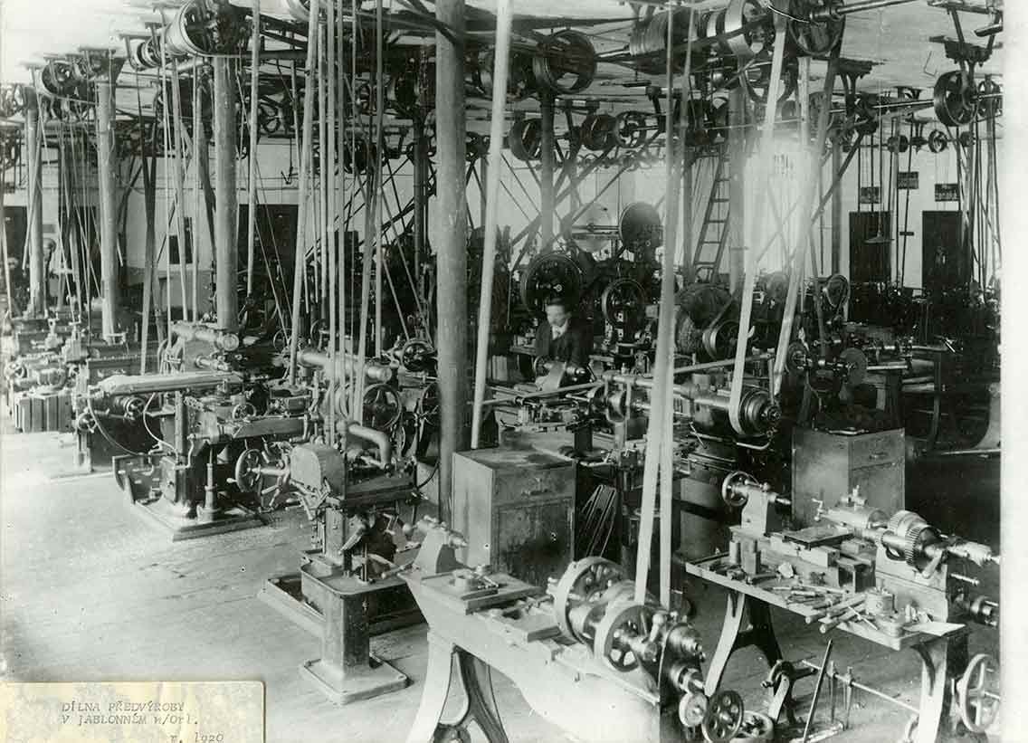 Interiér továrny v Jablonném nad Orlicí, 1920